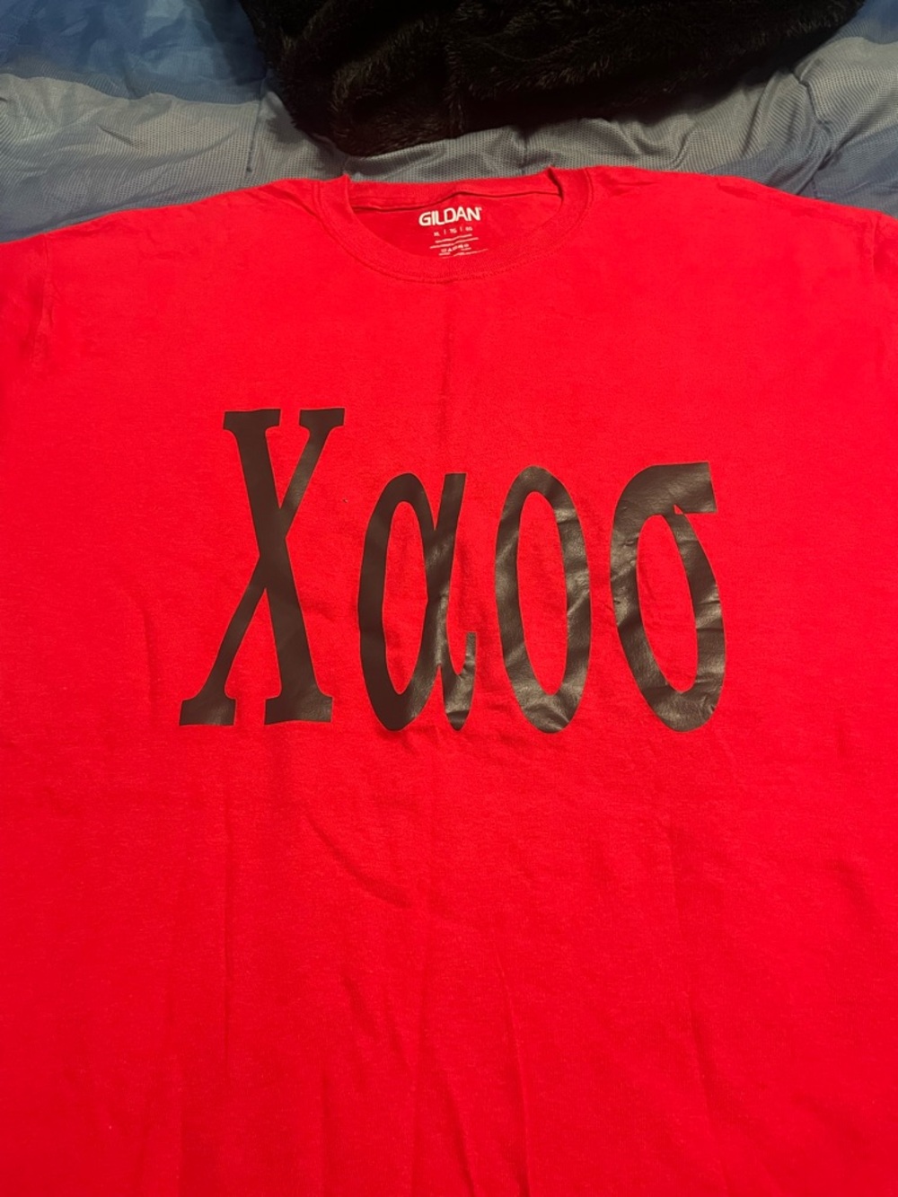 Gildan Red Crewneck Tee with White Tag Print ‘KAOS’